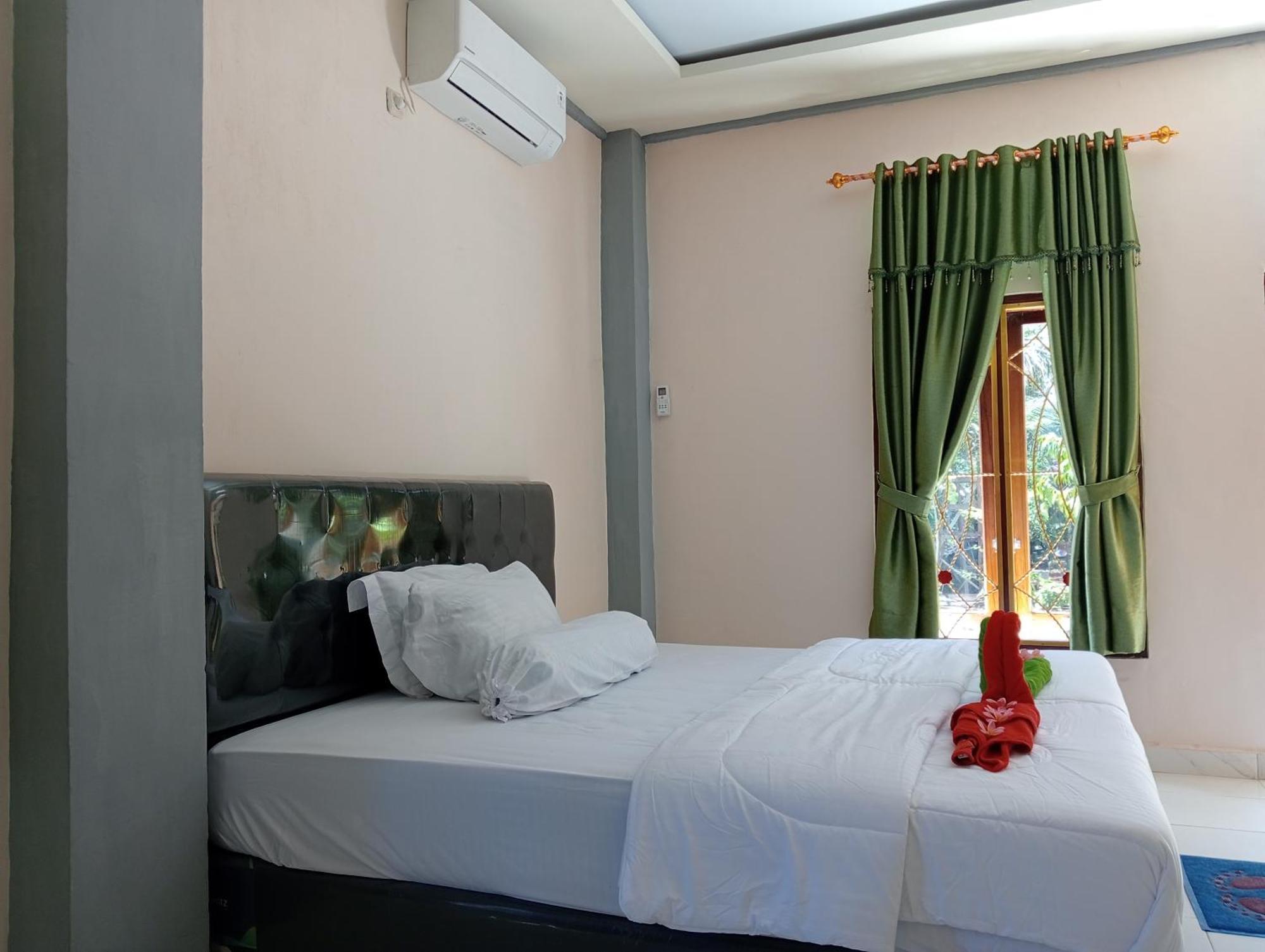 Yusilver Guest House Labuan Bajo Room photo